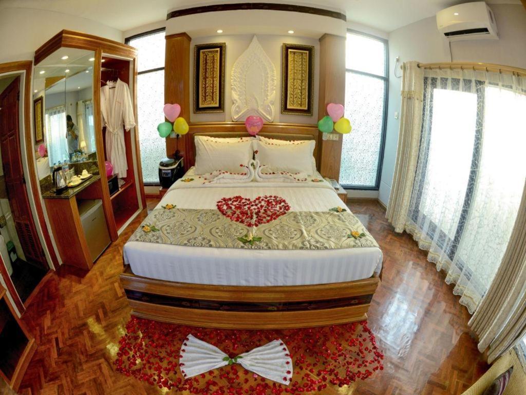 Shwe Taung Tan Hotel - Lake View Monywa Esterno foto